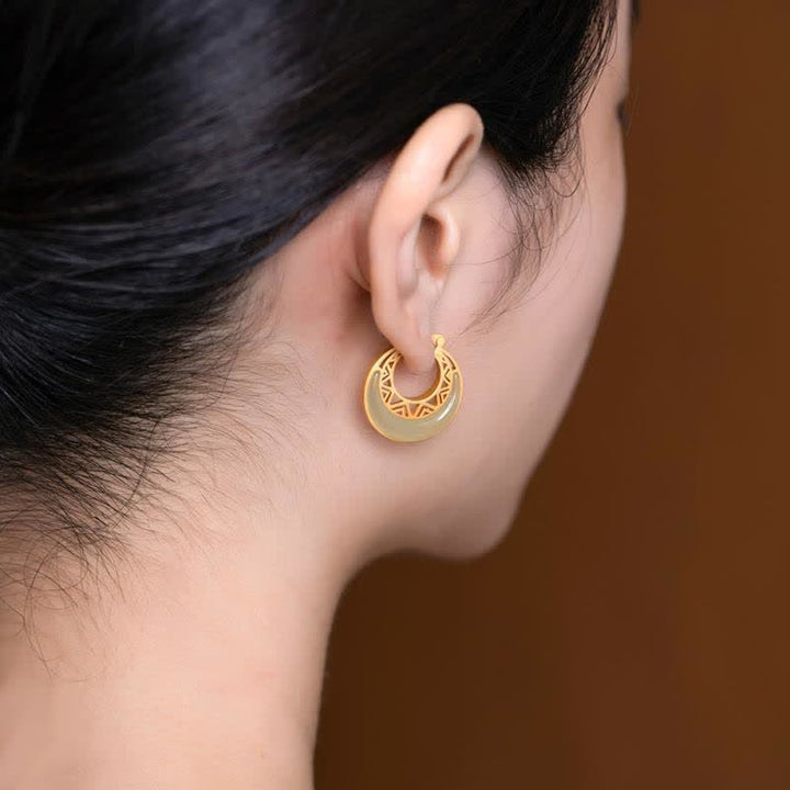 Ohrringe Jade Halbmond gold getragen Boho Schmuck spirituell Ohrhänger