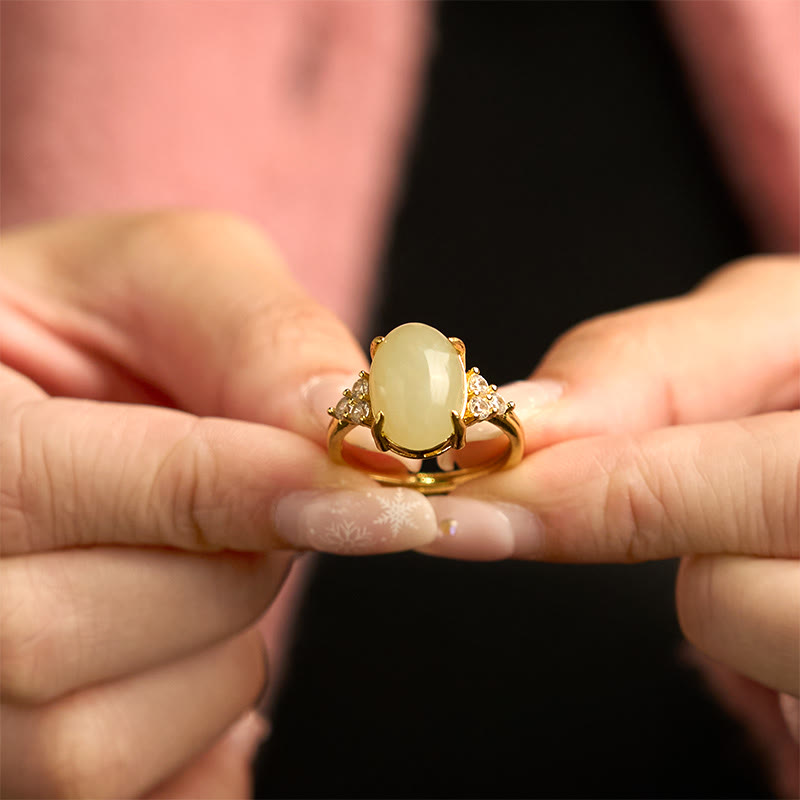 Ring Hetian Jade Ei aus Gold getragen Fengshui Schutz Glück