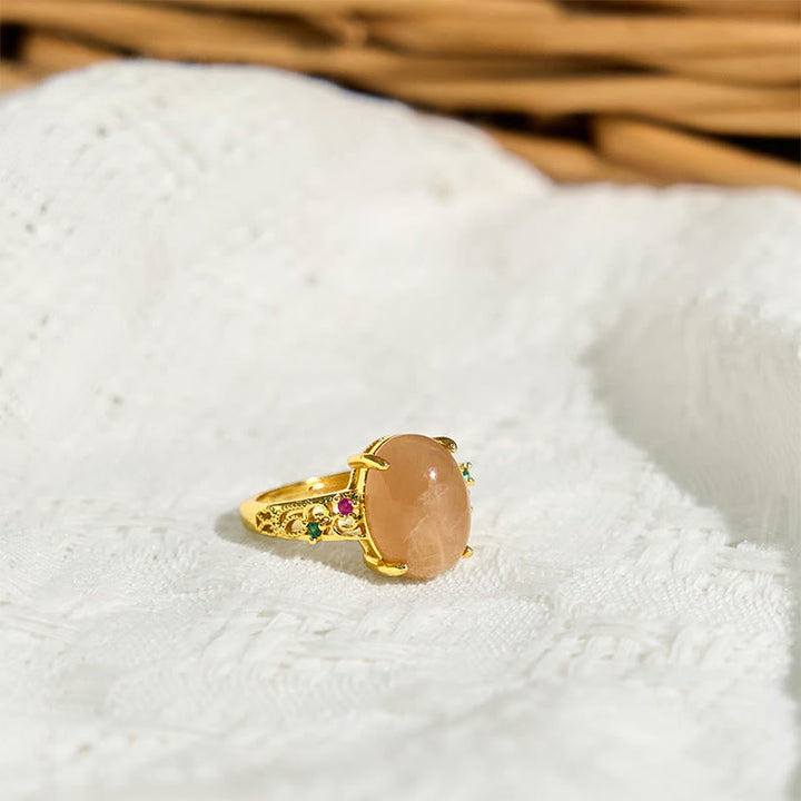 Pfirsich-Mondstein Ring Rebe Glück elegante goldene Fassung