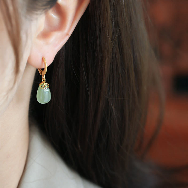 Ohrringe Grüner Chalcedon Tropfen – Stärke getragen Boho Schmuck spirituell