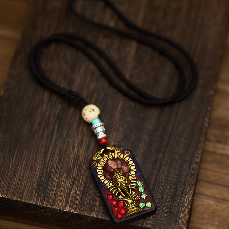 Tibetische Kette Ebenholz Ganesha Anhänger mit Perlen blau rot