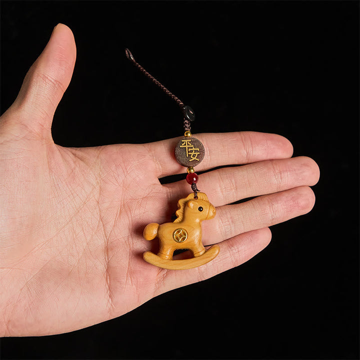 Schlüsselanhänger Pferd Holz Schaukelpferd chinesisches Schriftzeichen Glücksbringer spirituell Handarbeit