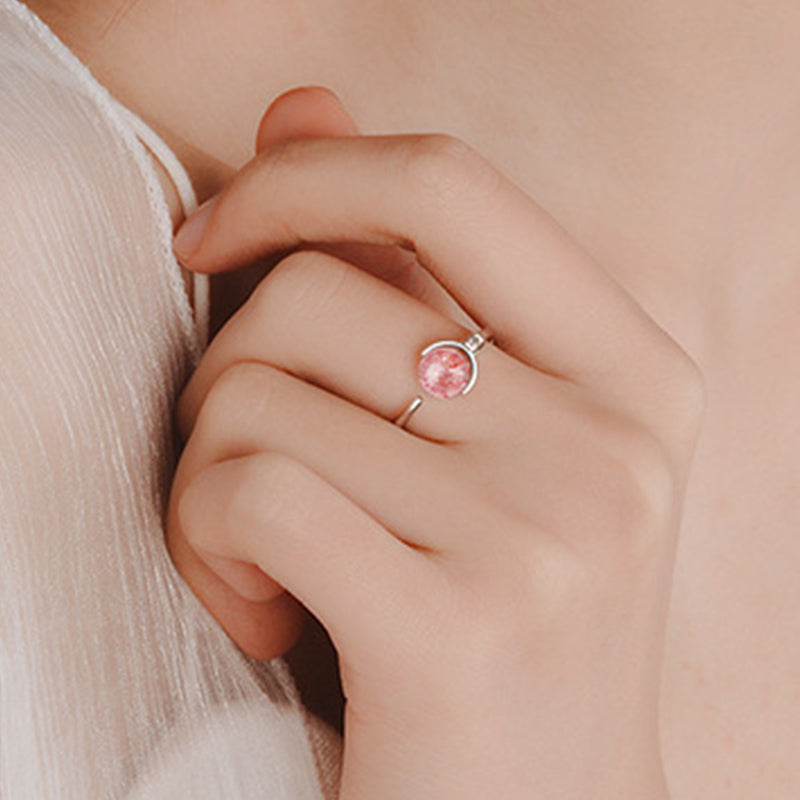 Ring Rosenquarz mit Silberfassung getragen an Frauenhand eleganter Schmuck