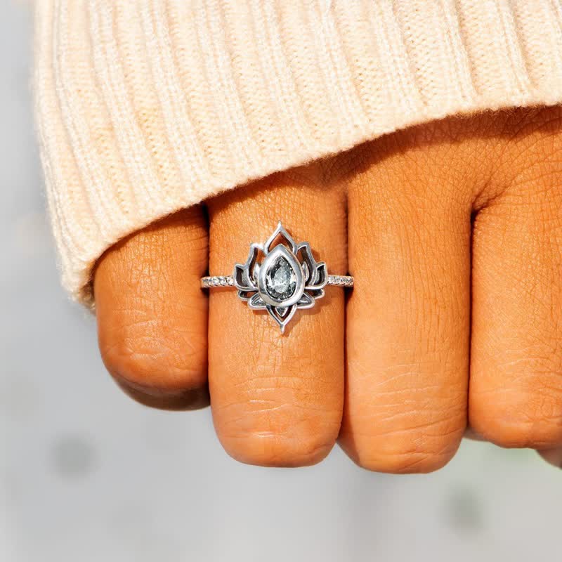 Silberner Lotus Ring mit Zirkon auf Hand getragen Schutz und Segen
