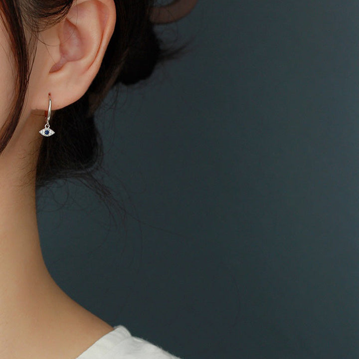 Evil Eye Ohrringe Silber getragen Schutz Segen Boho spirituell Ohrhänger