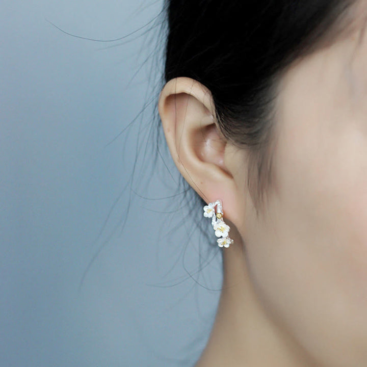 Ohrringe Silber Pflaumenblüte getragen am Ohr Boho Schmuck zarte Blüten