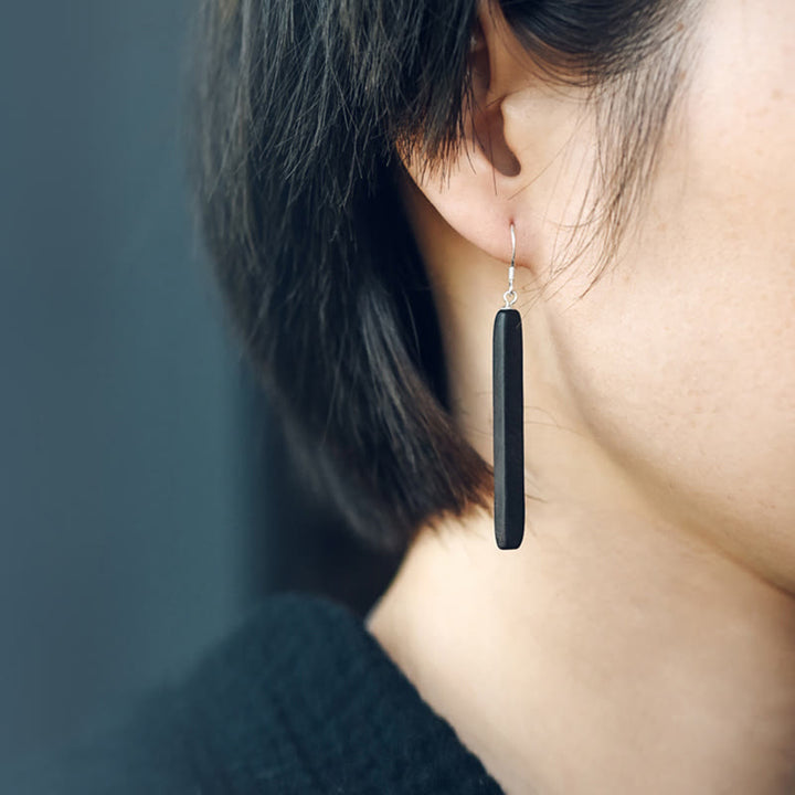 Ohrringe Ebenholz Silber getragen Boho Schmuck spirituell minimalistisch Ohrhänger