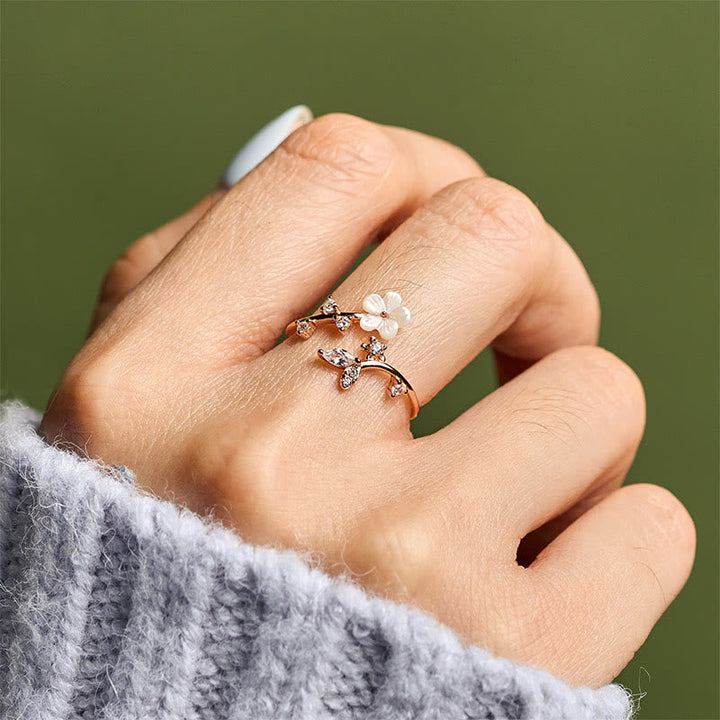 Ring 925 Silber Weiße Blume Segen elegant getragen am Finger