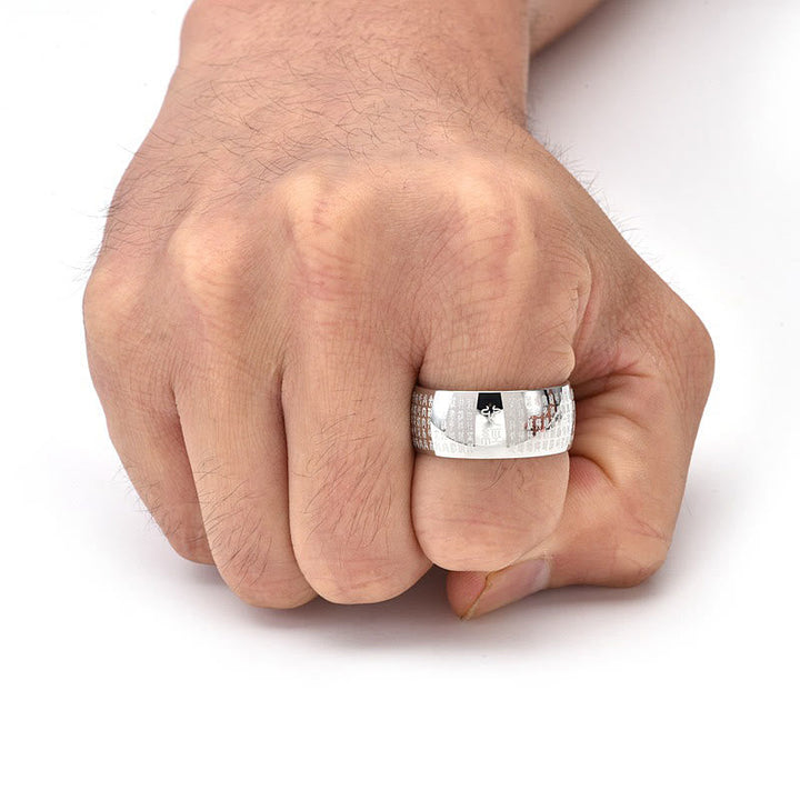Ring Titanstahl Tibetisches Siegel Herzsutra Balance mit detaillierter Gravur getragen