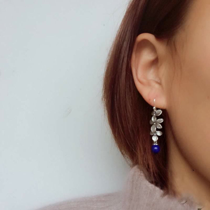 Ohrringe Lapis Blume Silber getragen Boho Schmuck spirituell Ohrhänger