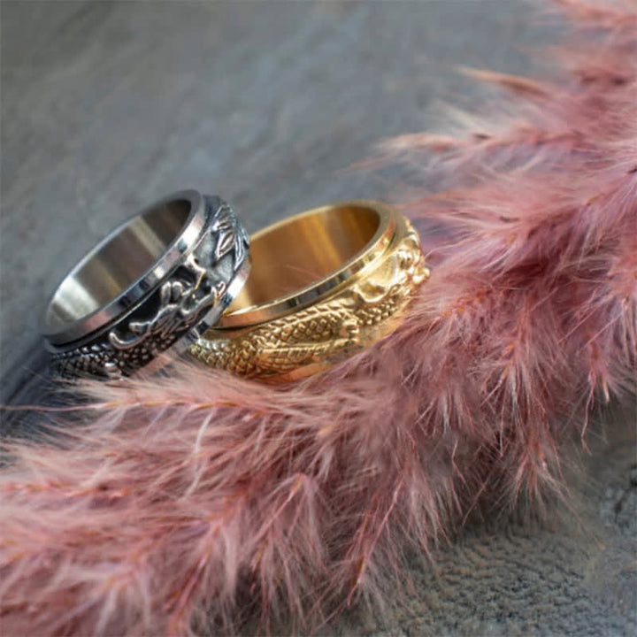 Zwei Drachen Titanstahl Ringe Silber Gold elegante Schmuckfotografie