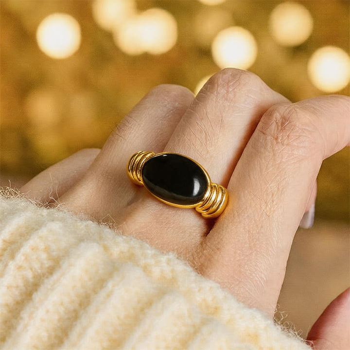 Schwarzer Hämatit Ring Ovalmuster goldfarbener Rahmen Fingerring