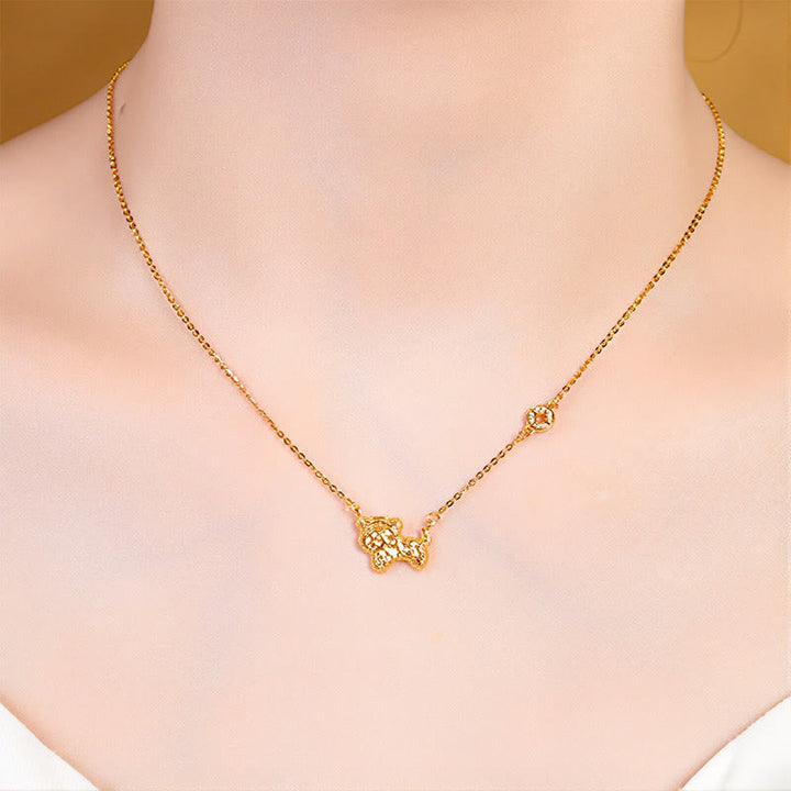 Elegante goldene Kette mit dekorativen Anhängern am Hals getragen