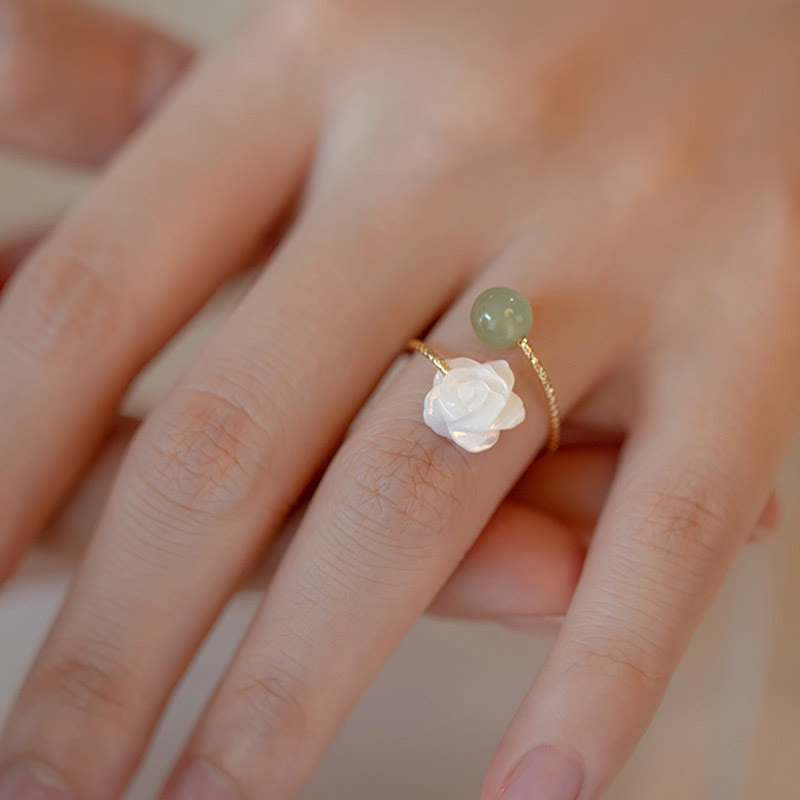 Ring Tridacna Jade Rosenblüte weiß grün elegant getragen Segen Glück
