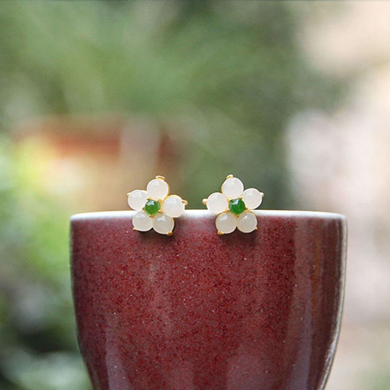 Ohrringe Weiße Jade Blume zarte Blütenform Ohrstecker spirituell Boho Schmuck