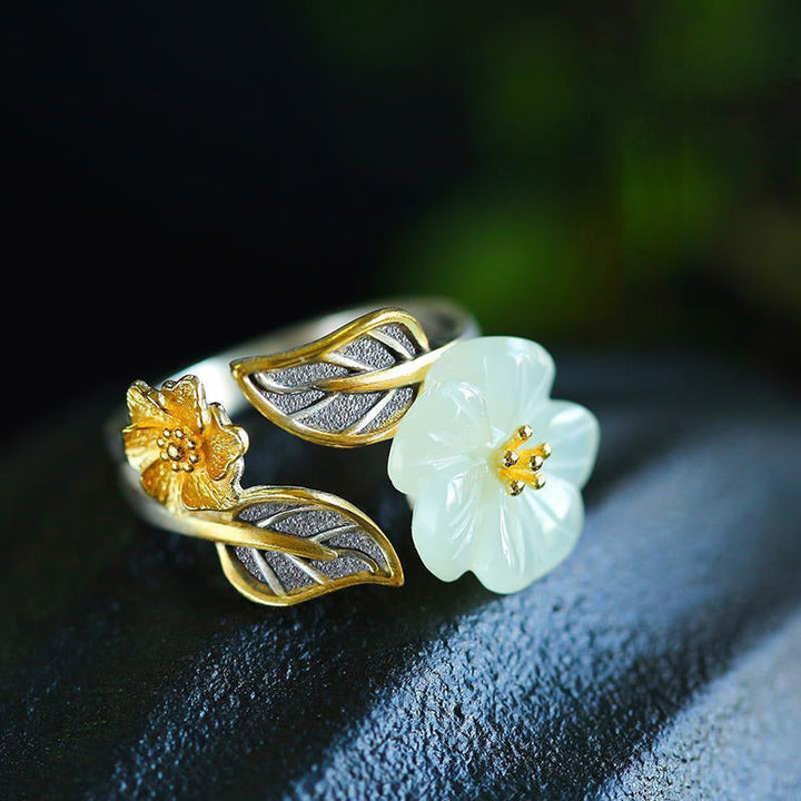 Ring Weiße Jade Pflaumenblüte mit Goldfassung Feng Shui Glück