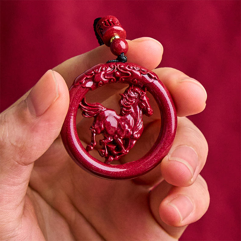 Roter Buddha Anhänger Kette Zinnober Naturstein in Hand