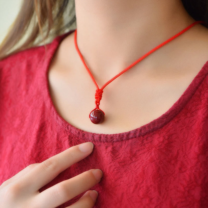 Rote Zinnober Anhänger Kette Böses Auge Naturstein getragen