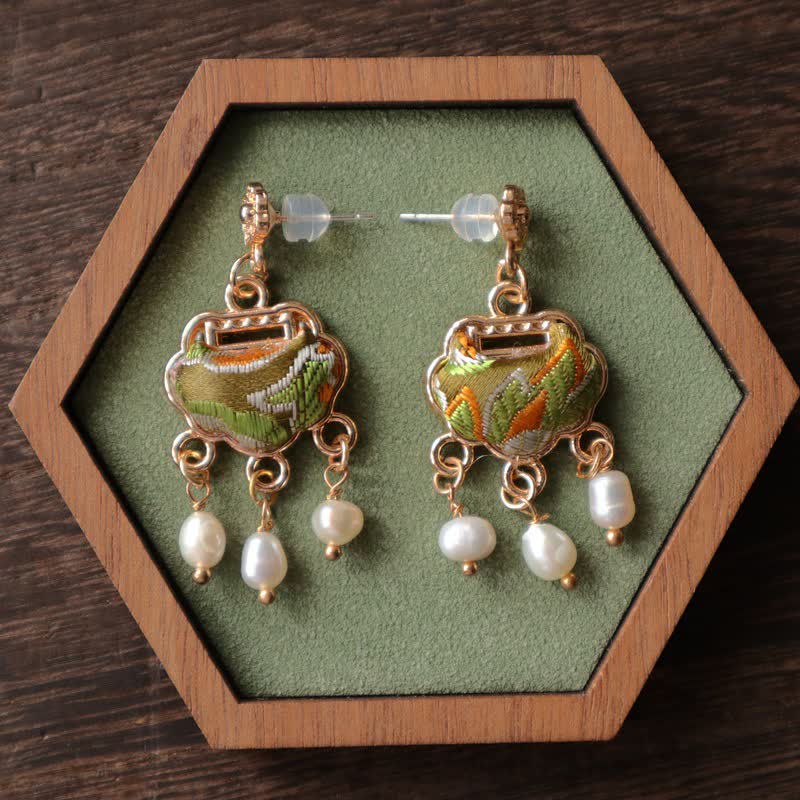 Ohrringe Perle Seide Schutz Frieden bestickt grün Boho Schmuck spirituell