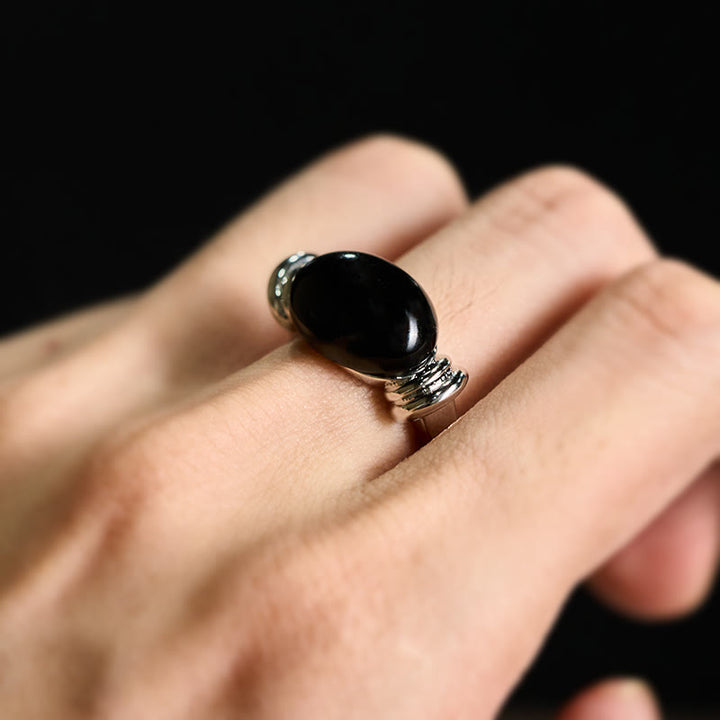 Ring Hämatit Ovalmuster silberner Fassung getragen an Hand Fengshui Glück