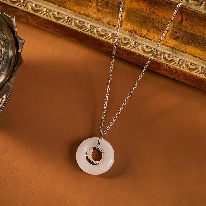 Buddha Anhänger Kette Schließe Naturstein silbern elegant getragen
