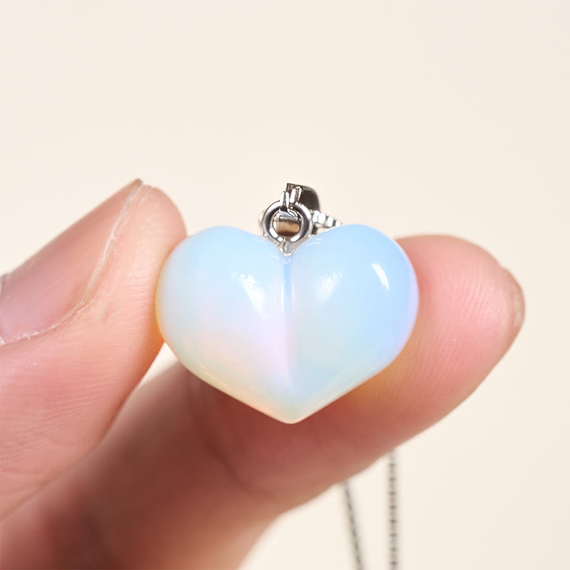 Herz Anhänger Kette am Finger getragen Opal Blau Weiß Naturstein