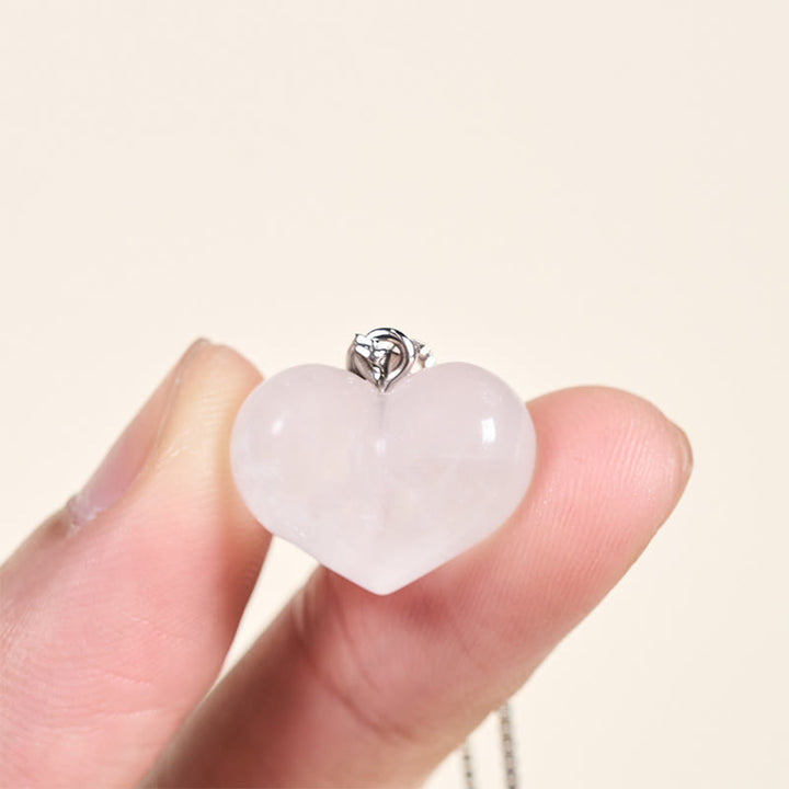 Weiße Herz Kette in Hand gehalten Rosenquarz Stein Anhänger Balance