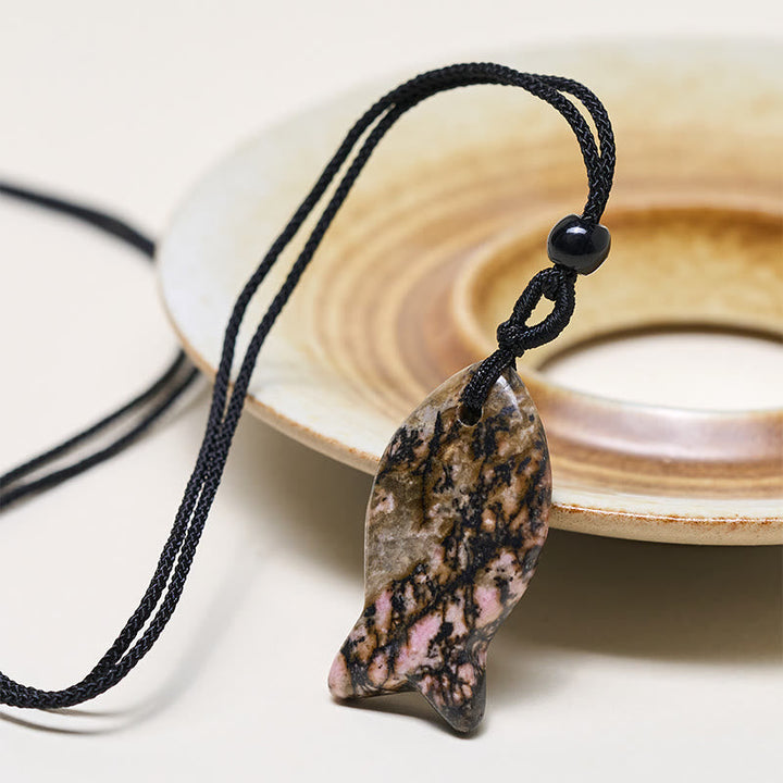 Rosenquarz Kette mit gemustertem Blatt-Anhänger schwarze Schnur Naturstein Erfolg