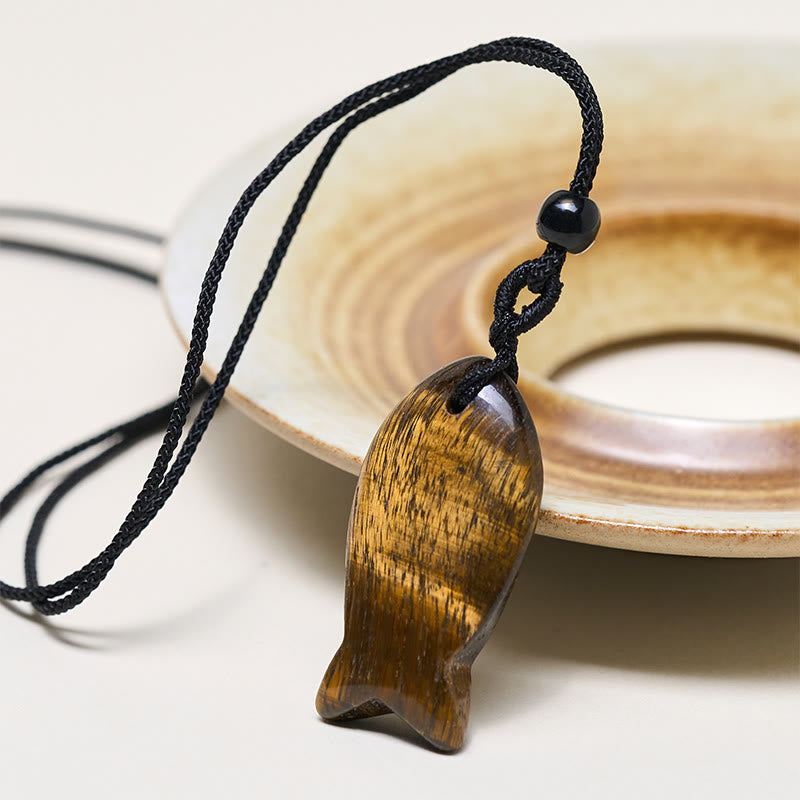 Tigerauge Fisch-Anhänger auf schwarzer Lederkette Erfolgs-Amulett getragen