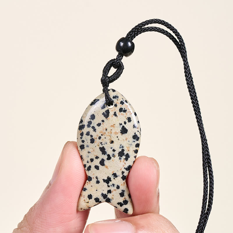 Koi-Fisch Anhänger Kette Naturstein Erfolg weiße schwarze Flecken eleganter Schmuck