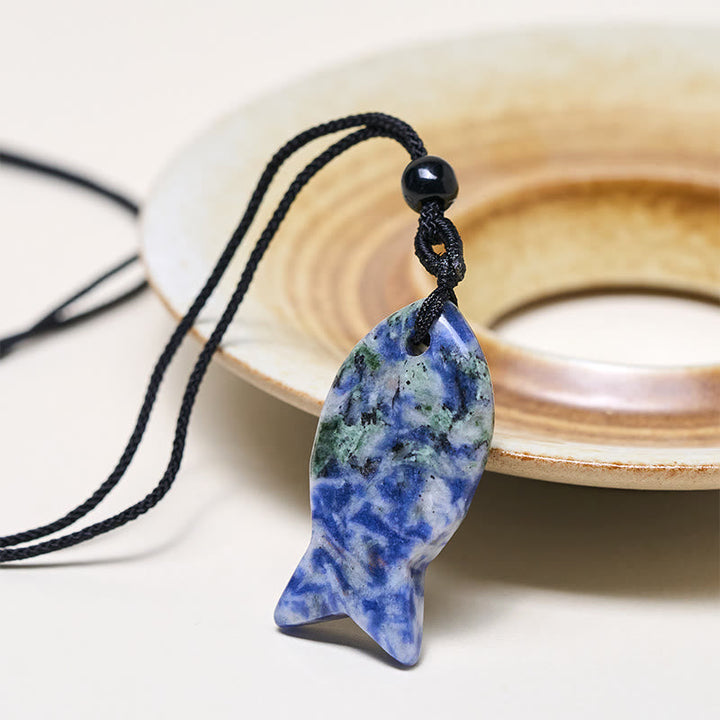 Blauer Lapis Lazuli Koi-Fisch Anhänger an schwarzer Kordel Kette