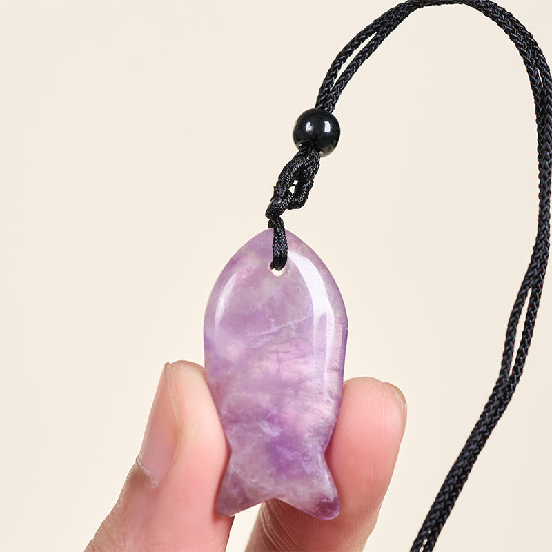 Amethyst Kette mit Fisch-Anhänger schwarz getragen Erfolg Naturstein