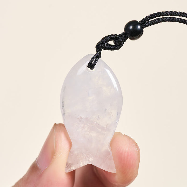Rosenquarz Kette mit schwarzer Kordel in Hand getragen Anhänger