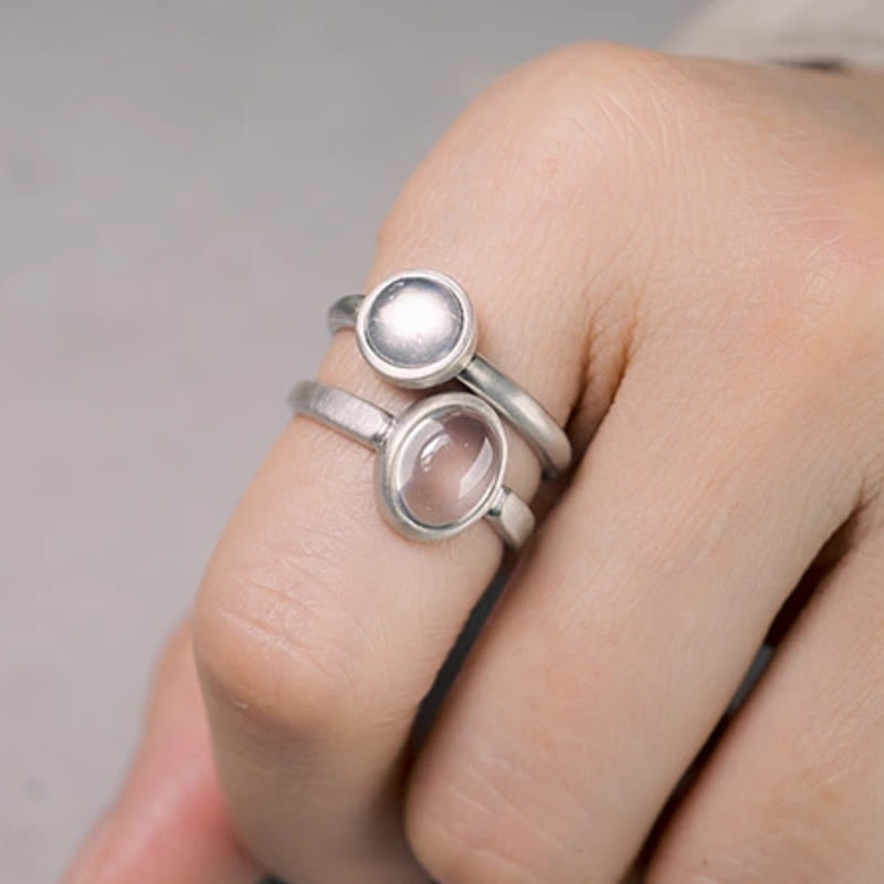 Ring 925 Silber Rosenquarz und Mondstein elegant getragen am Finger