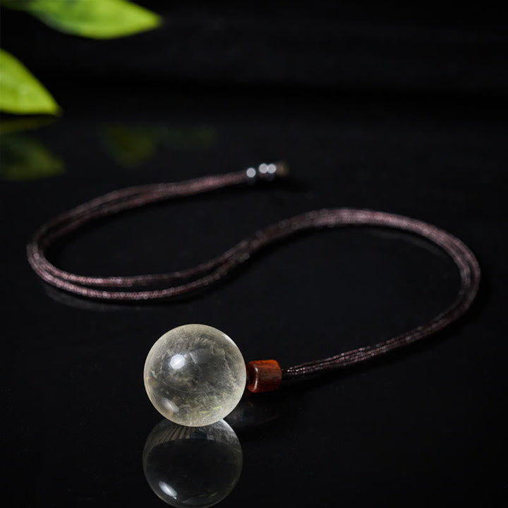 Weisskristall Kette mit Kugelanhänger braunem Lederband eleganter Schutzstein