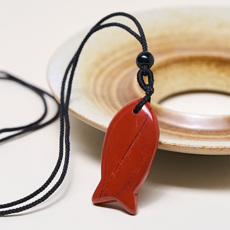 Rote Koi-Fisch Kette Anhänger an schwarzer Schnur Naturstein