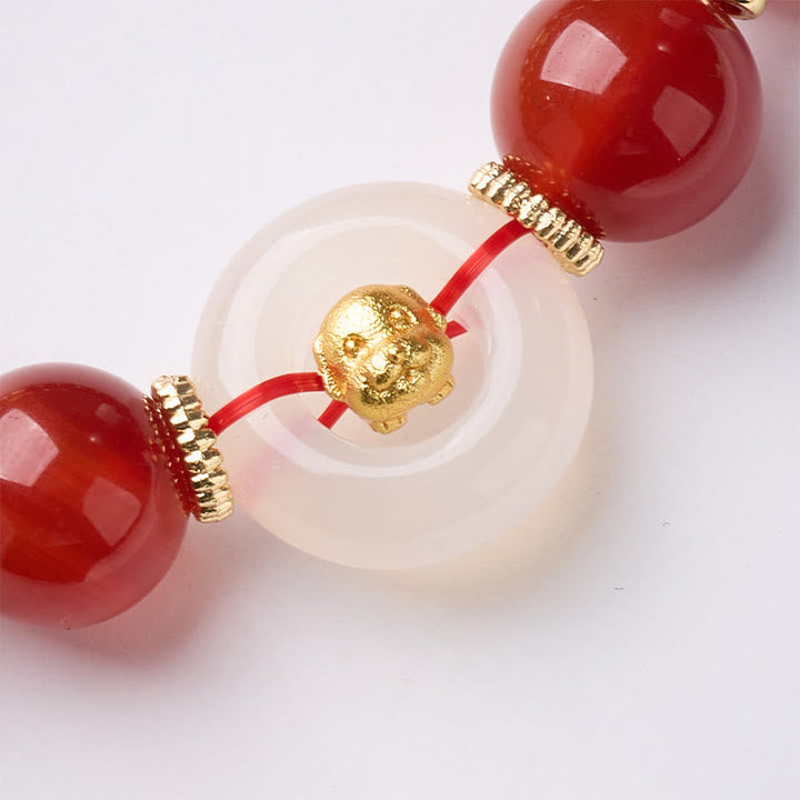 Armband Roter Achat Chalcedon Friedensschnalle Selbstvertrauen goldene Pixiu Detailaufnahme