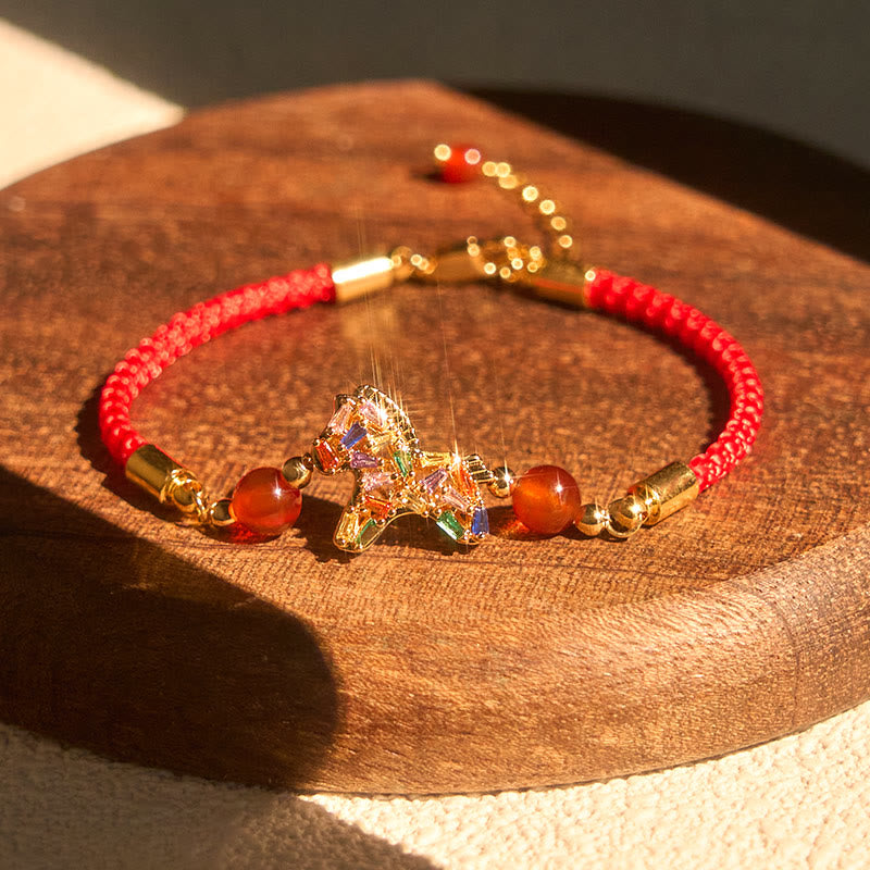 Armband Roter Achat Kupfer Balance mit goldenem Pferd Anhänger Holz