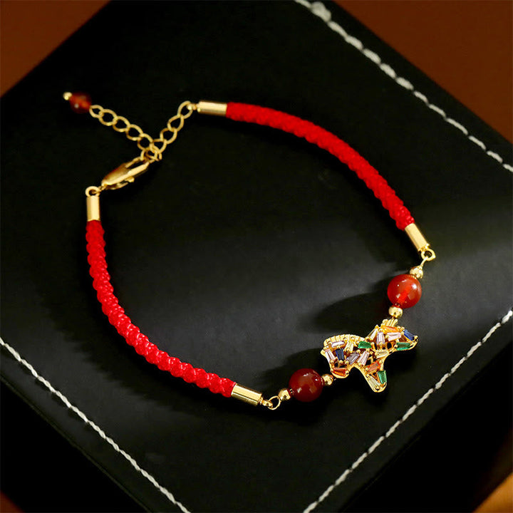 Armband Roter Achat Kupfer Balance mit goldenem Pixiu auf schwarzer Schmuckschachtel