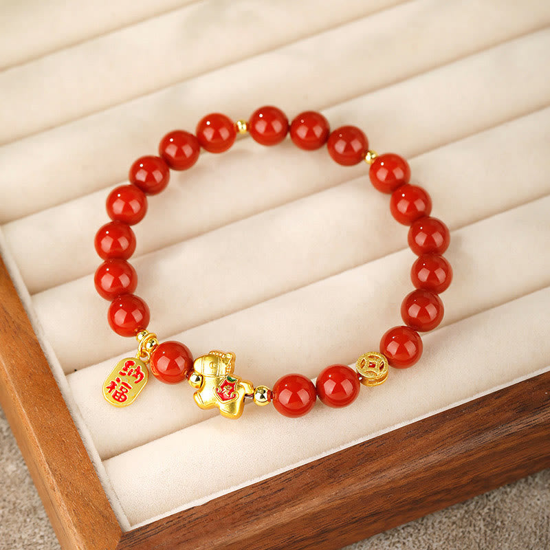Armband Roter Achat Erfolg Balance goldener Pixiu Glücksanhänger Schmuckdisplay