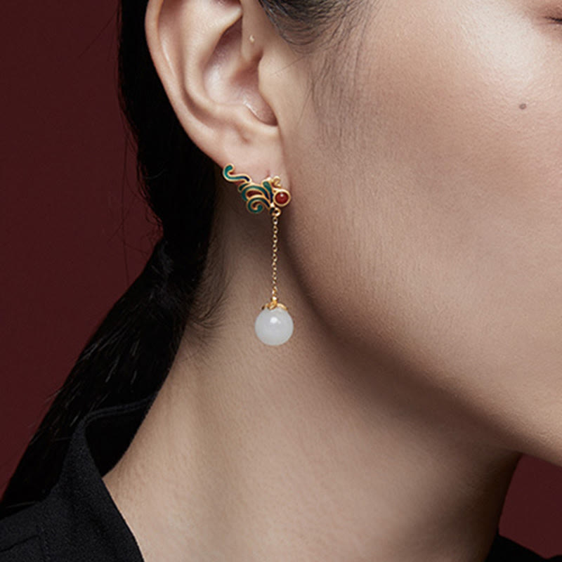 Ohrringe Weißer Jade Roter Achat getragen elegant Boho Schmuck spirituell Ohrhänger