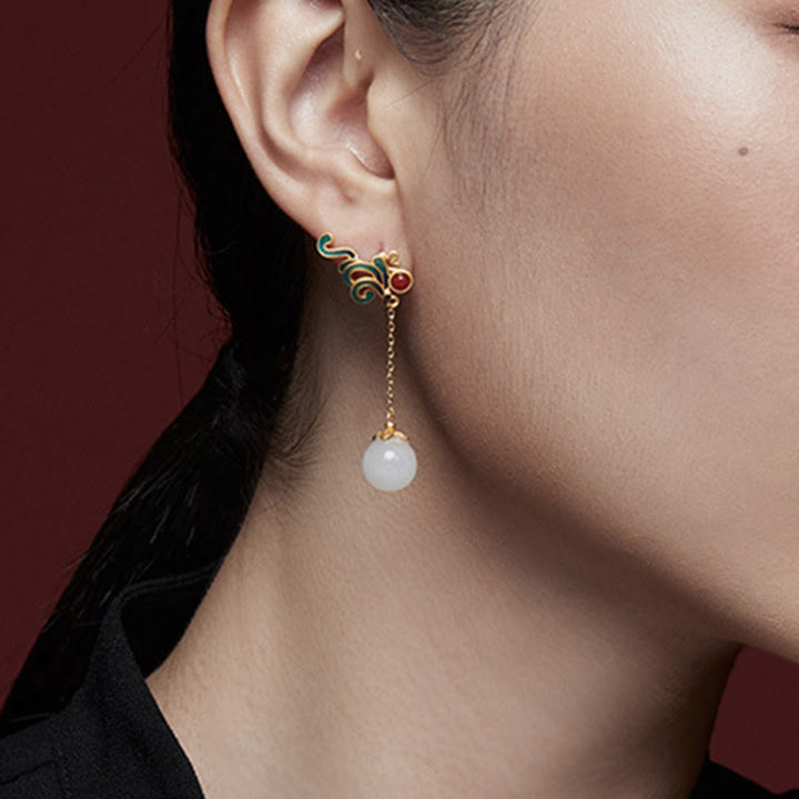 Ohrringe Weißer Jade Roter Achat getragen elegant Boho Schmuck spirituell Ohrhänger