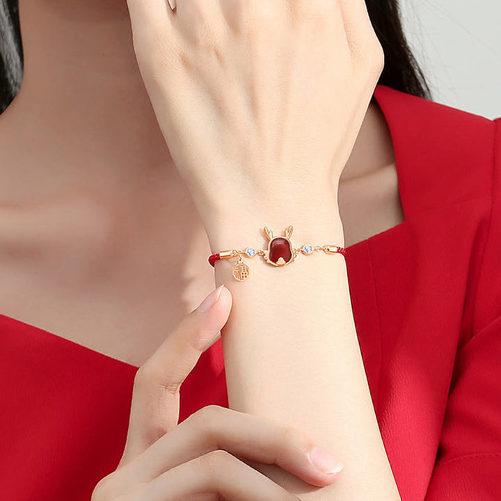 Ohrringe Drache Roter Achat getragen Stärke Glück Boho Schmuck spirituell