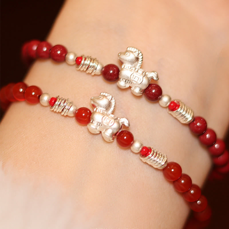 Armband 925 Silber Roter Achat Ruhe Tierkreis Pferd am Handgelenk getragen