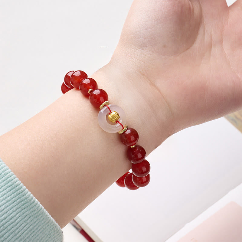 Armband Roter Achat Chalcedon Friedensschnalle Selbstvertrauen am Handgelenk getragen
