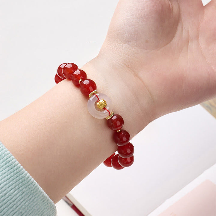 Armband Roter Achat Chalcedon Friedensschnalle Selbstvertrauen am Handgelenk getragen