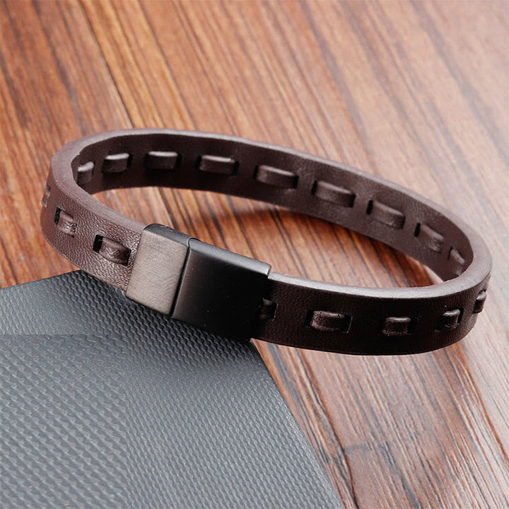 Armband Titanstahl Buckle Layered Geflochten Leder – Ruhe auf Holz präsentiert
