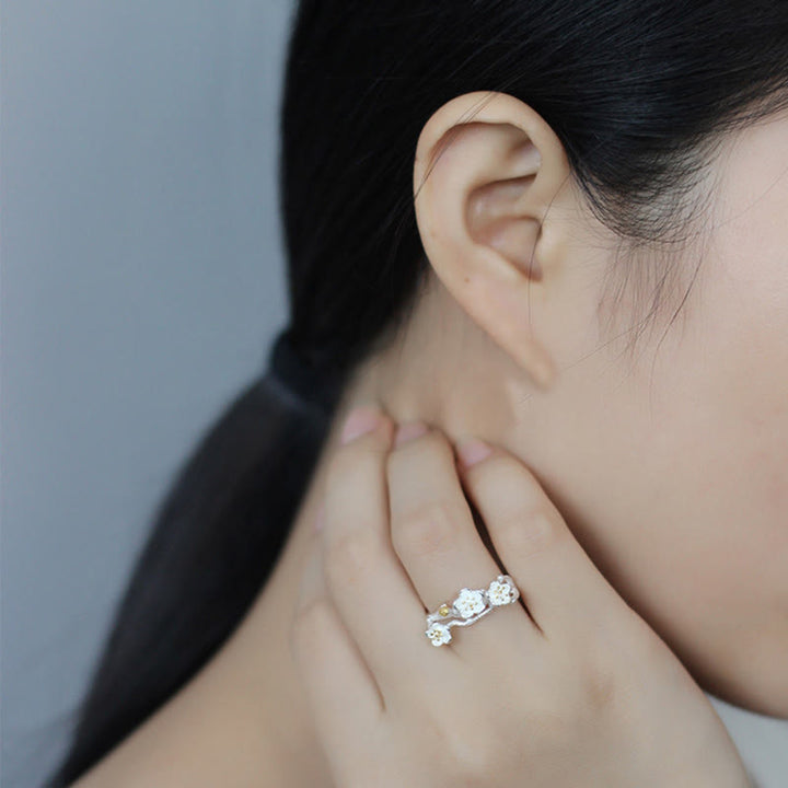 Ring 925 Silber Pflaumenblüte – Ruhe mit weißen Kristallsteinen elegant getragen