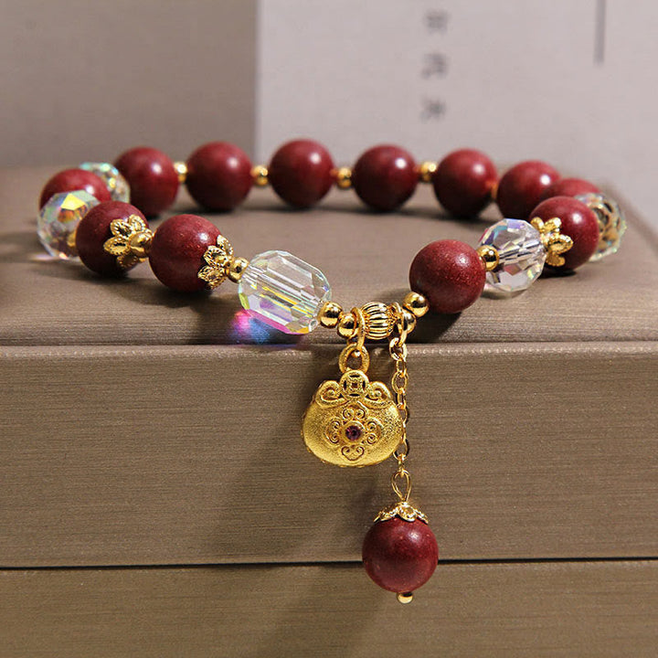 Armband Sandelholz – Glück & Heilung mit roten Perlen Kristallen goldenem Anhänger