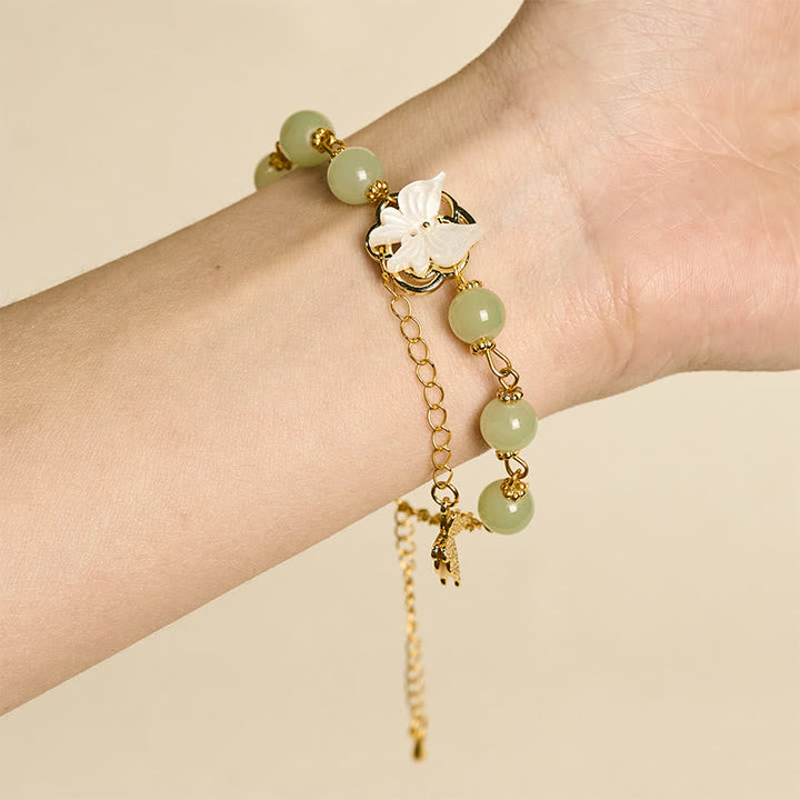 Armband Liuli Schmetterling Liebe Segen grüne Perlen getragen Handgelenk Schmuck